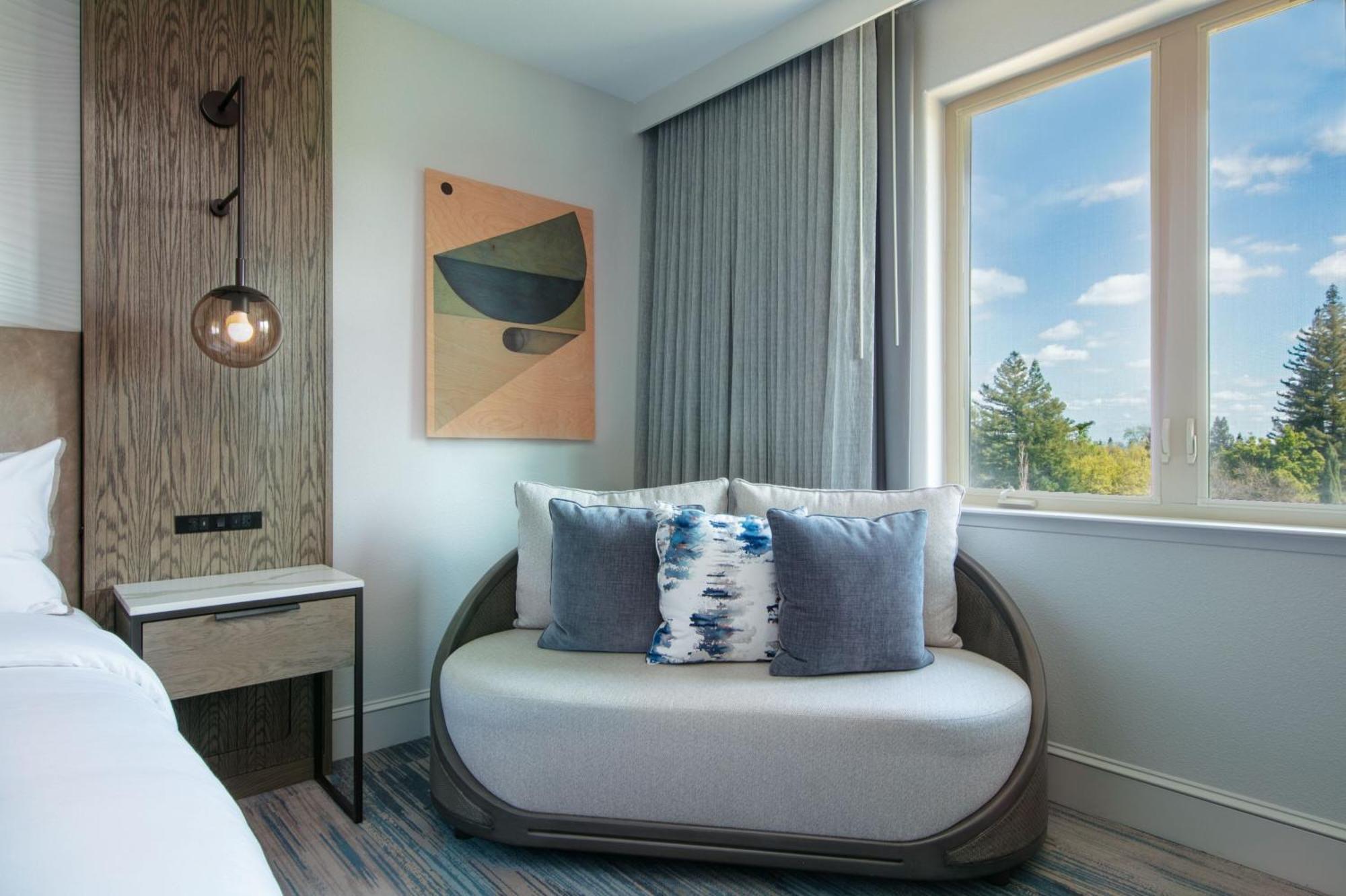 Guest Room, 1 King,1588114614:JPEG