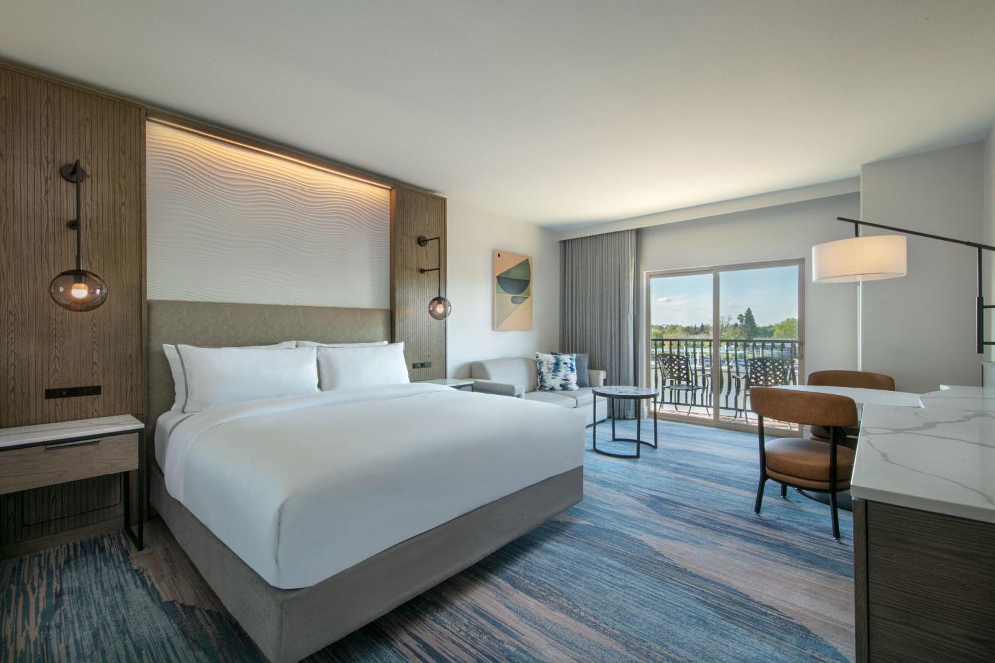 Guest room, 1 King, River view, Balcony,1588114608:JPEG